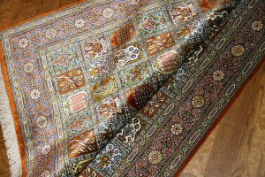 和風絨毯のペルシャ手織りシルクのクム産地シルク48071、サイズ:148x99 CM(フサ含まず)