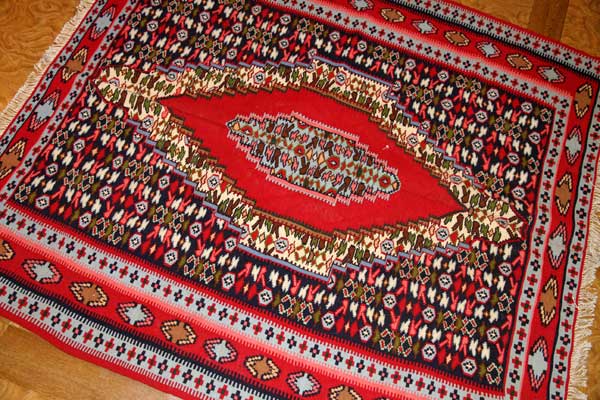 赤いキリムのアクセントラグセネ産地148000,サイズ:144x128cm(フサ含まず)
