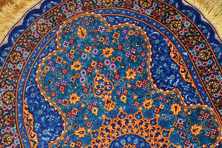 ペルシャ絨毯シルク珍しい楕円形高品質の綺麗な特別注文145952、サイズ:90x58 CM、