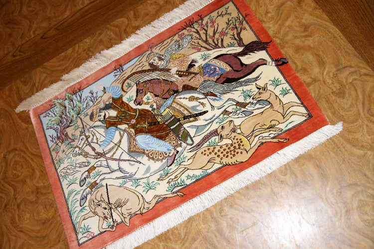 ペルシャ絨毯クムシルク小さいハンティング模様50014、サイズ:61x40 CM