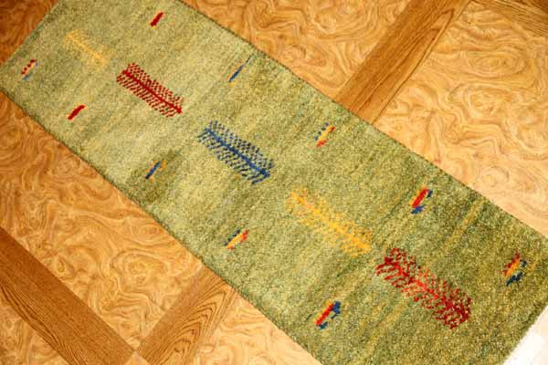 グリーン色あがりかまちギャッベシラズ56000、サイズ:122x41cm(フサ含まず)