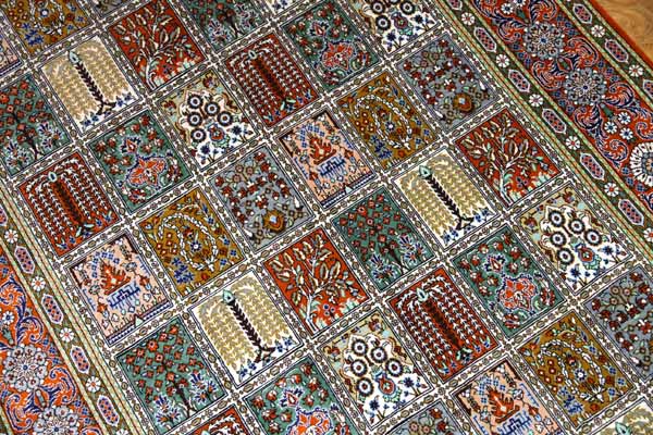 ヘシティーデザイン和風シルクペルシャ絨毯、クム産地イラン輸入49080、サイズ:150x100 CM(フサ含まず)