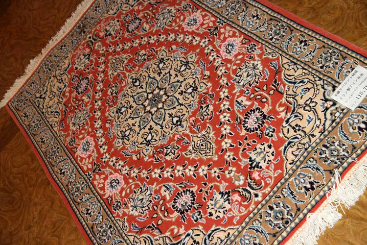 とても珍しい色彩の手織りペルシャ絨毯ナイン産43139、サイズ:115x78 CM