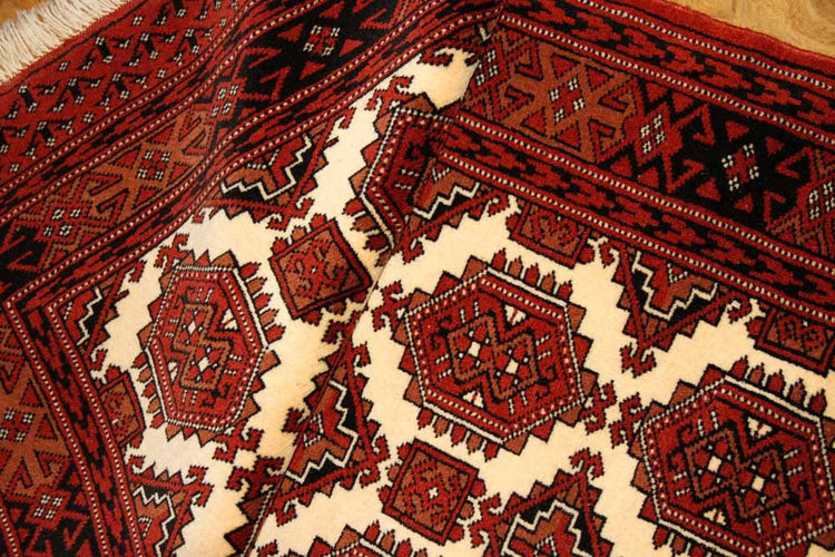 トルケマン産地の手織りペルシャ絨毯玄関マットサイズ26854、サイズ:125x85cm(フサ含まず、