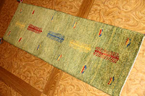 グリーン色あがりかまちギャッベシラズ56000、サイズ:122x41cm(フサ含まず)