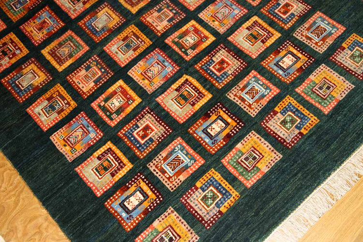 高級オリジナルイラン製ギャッベ、おしゃれチェス模様18841、サイズ:207x142 CM(フサ含まず)