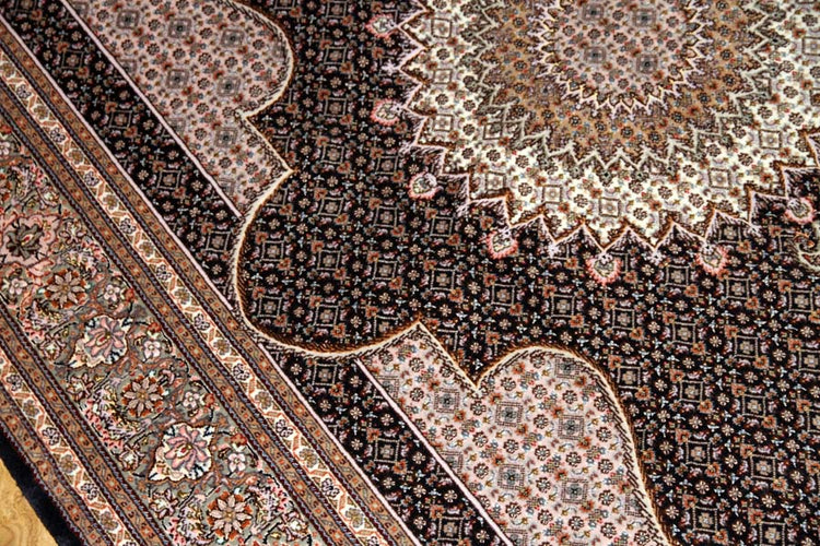 とてもかっこいいデザインの手織りペルシャ絨毯57049、black carpet tabriz、サイズ:208x153cm(フサ含まず)