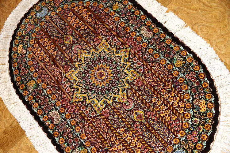 楕円形シルク手織りペルシャ絨毯、クム産モハラマトデザイン60031、サイズ:119x76 CM