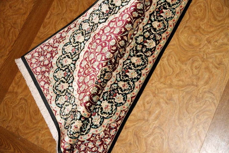 伝統的なペルシャ絨毯の模様クムシルク玄関マットメダリオンデザイン56076、サイズ:128x77 CM、