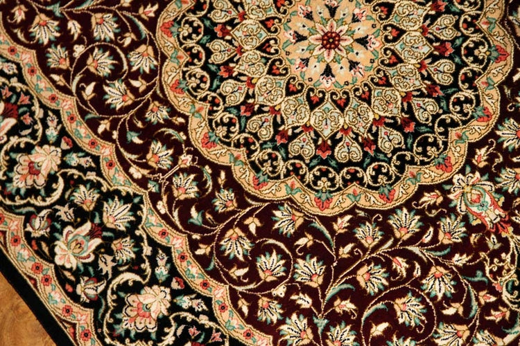 伝統的なペルシャ絨毯の模様クムシルク玄関マットメダリオンデザイン56076、サイズ:128x77 CM、