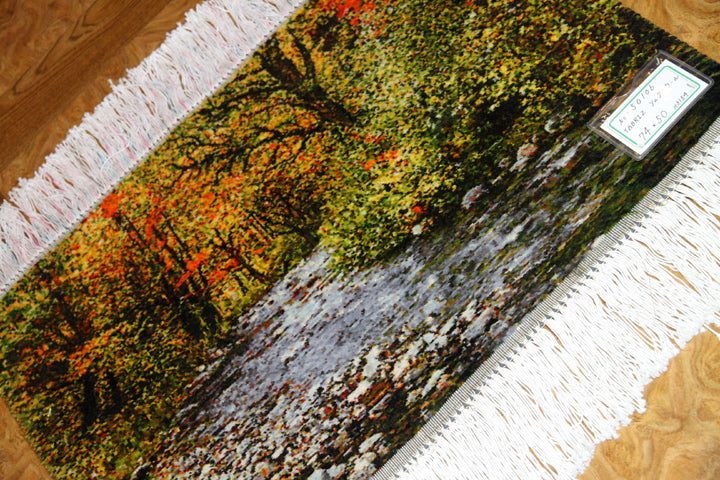 森の風景と川のピクチャー手織りタブリーズ絨毯50106、サイズ:74x50 CM(フサ含まず)