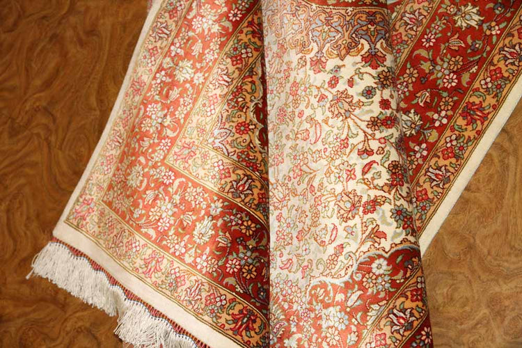 イラン製ペルシャ絨毯クムシルクのセンターラグ60026、ハンドメイドシルクカーペットサイズ:153x97 CM (フサ含まず)