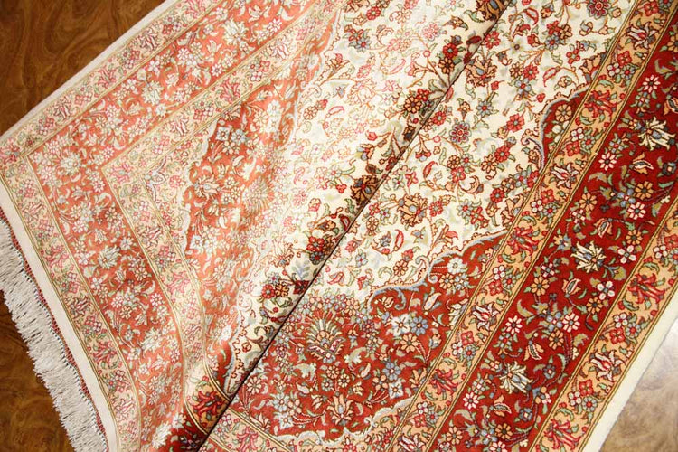 イラン製ペルシャ絨毯クムシルクのセンターラグ60026、ハンドメイドシルクカーペットサイズ:153x97 CM (フサ含まず)