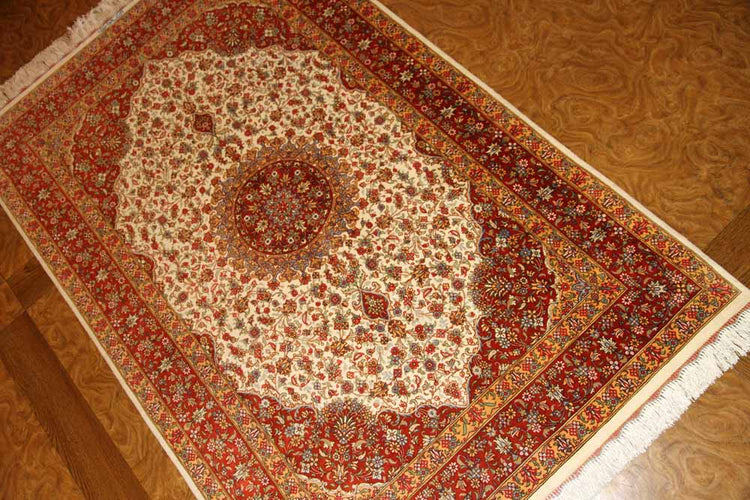 イラン製ペルシャ絨毯クムシルクのセンターラグ60026、ハンドメイドシルクカーペットサイズ:153x97 CM (フサ含まず)