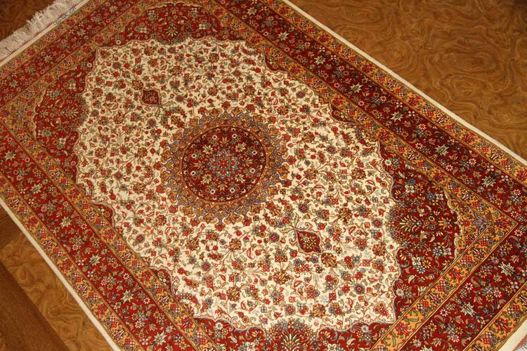 イラン製ペルシャ絨毯クムシルクのセンターラグ60026、ハンドメイドシルクカーペットサイズ:153x97 CM (フサ含まず)