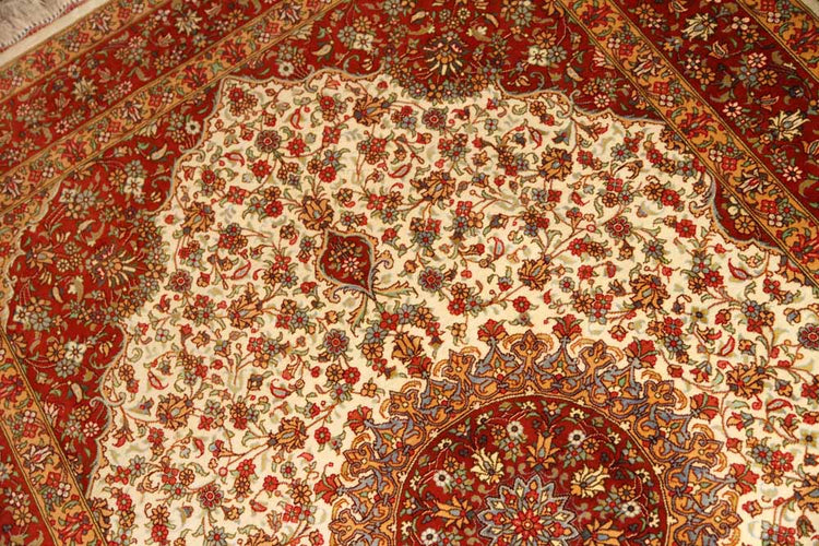 イラン製ペルシャ絨毯クムシルクのセンターラグ60026、ハンドメイドシルクカーペットサイズ:153x97 CM (フサ含まず)