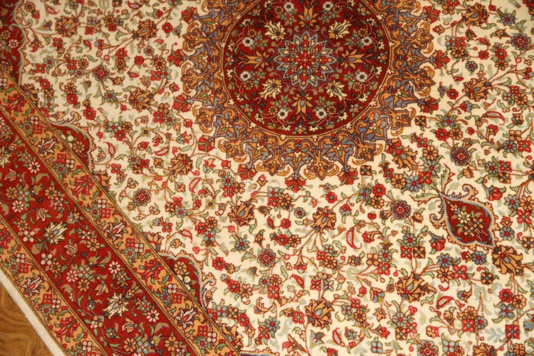 イラン製ペルシャ絨毯クムシルクのセンターラグ60026、ハンドメイドシルクカーペットサイズ:153x97 CM (フサ含まず)