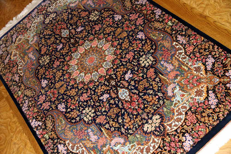 ペルシャ絨毯クムシルクのセンターラグ、メダリオンデザイン60028、サイズ:147x100 CM (フサを含まず)