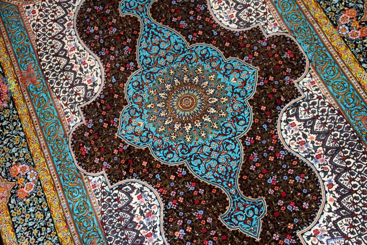 シルクのペルシャラグ高品質手織りイラン製絨毯60008、サイズ:195x134 CM (フサ含まず)