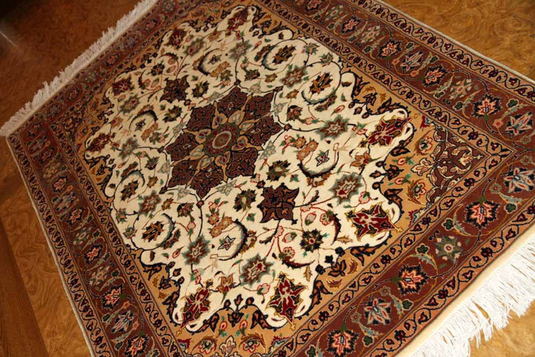 センターラグ手織りペルシャ絨毯タブリーズメダリオンデザインA165000、サイズ:140x103 CM(フサ含まず)