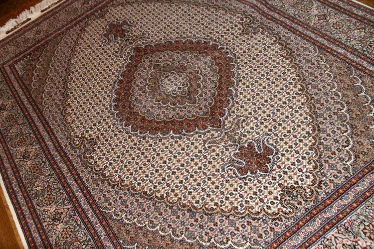 イラン輸入高級手織りペルシャタブリーズマヒ57056、KAMALOLMOLK工房、サイズ:208x154cm(フサ含まず)