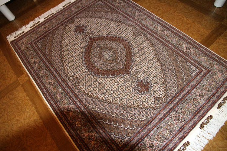 イラン輸入高級手織りペルシャタブリーズマヒ57056、KAMALOLMOLK工房、サイズ:208x154cm(フサ含まず)