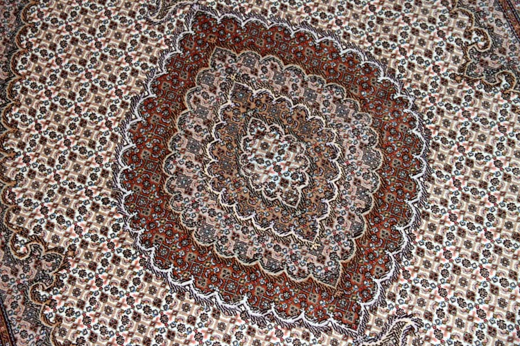 イラン輸入高級手織りペルシャタブリーズマヒ57056、KAMALOLMOLK工房、サイズ:208x154cm(フサ含まず)
