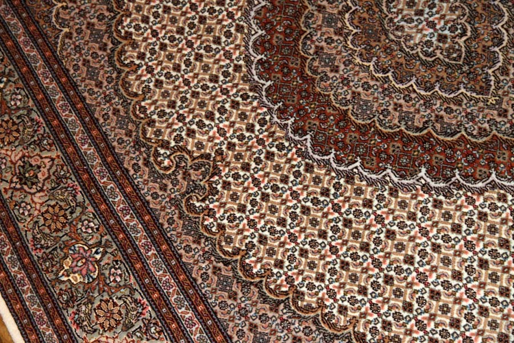 イラン輸入高級手織りペルシャタブリーズマヒ57056、KAMALOLMOLK工房、サイズ:208x154cm(フサ含まず)