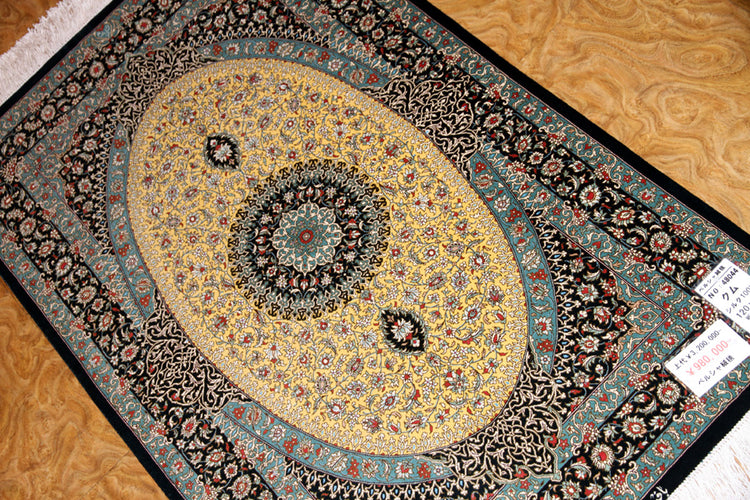 最高級手織りシルクのペルシャ絨毯イラン直輸入48044、サイズ:120x77cm、