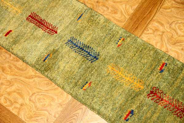 グリーン色あがりかまちギャッベシラズ56000、サイズ：122x41ｃｍ（フサ含まず）