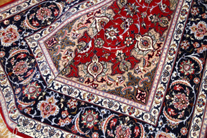 ペルシャ伝統のイスファハン町カーペット99432レッドカーペット、イラン絨毯、サイズ：241x155ｃｍ（フサ含まず）