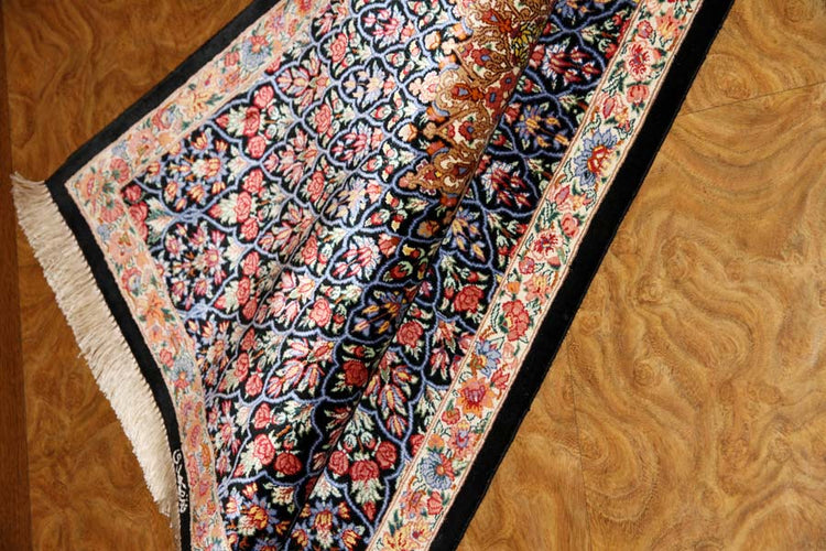 ペルシャ絨毯クム、とても綺麗な花模様のシルク手織りペルシャ56007、サイズ：88x59 CM