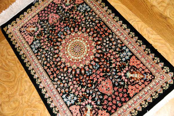 高級玄関マットペルシャ絨毯クムシルク100％メダリオンデザイン 49043 サイズ：91x58 CM