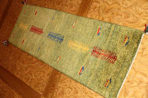 グリーン色あがりかまちギャッベシラズ56000、サイズ：122x41ｃｍ（フサ含まず）