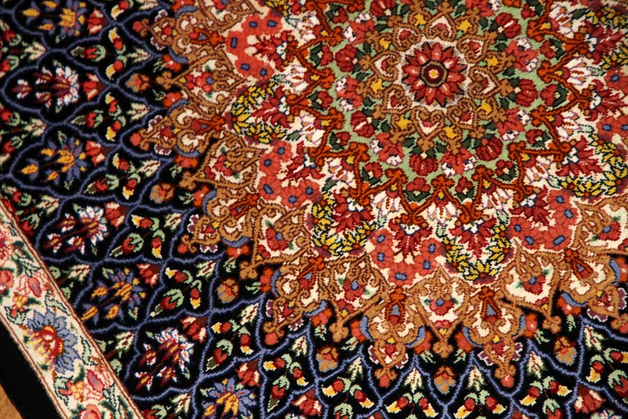 ペルシャ絨毯クム、とても綺麗な花模様のシルク手織りペルシャ56007、サイズ：88x59 CM