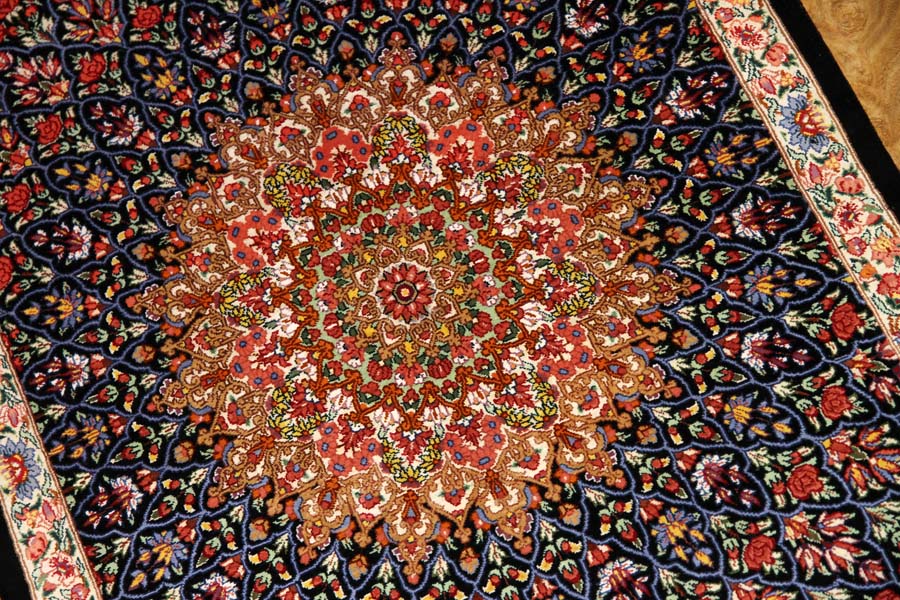 ペルシャ絨毯クム、とても綺麗な花模様のシルク手織りペルシャ56007、サイズ：88x59 CM