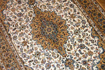伝統的なメダリオンデザイン、カシャーンシルクペルシャ絨毯49085、サイズ：150x101 CM