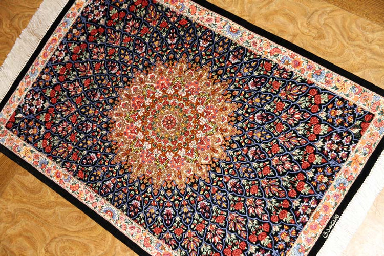 ペルシャ絨毯クム、とても綺麗な花模様のシルク手織りペルシャ56007、サイズ：88x59 CM