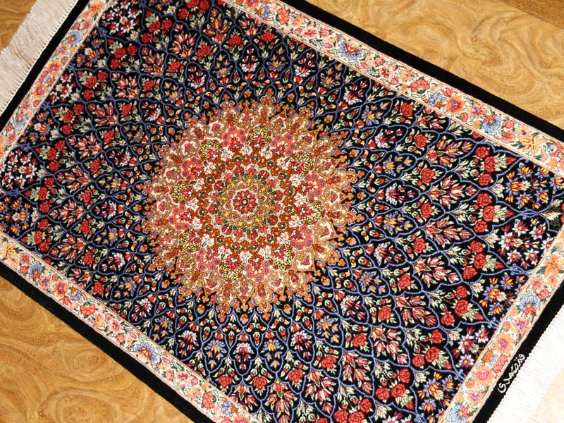 ペルシャ絨毯クム、とても綺麗な花模様のシルク手織りペルシャ56007、サイズ：88x59 CM