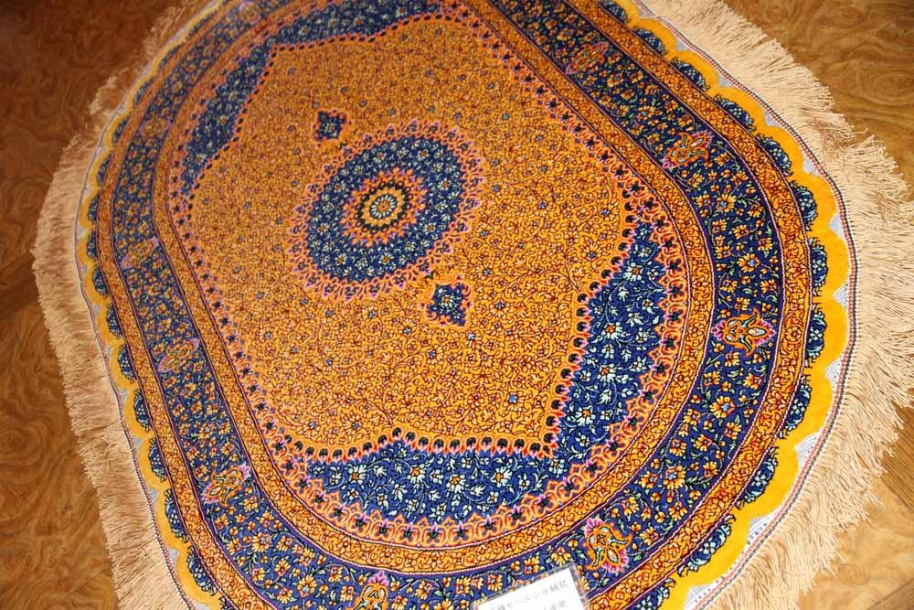 ペルシャ絨毯シルクの楕円形、とても可愛い黄色145834、サイズ：120x76 CM