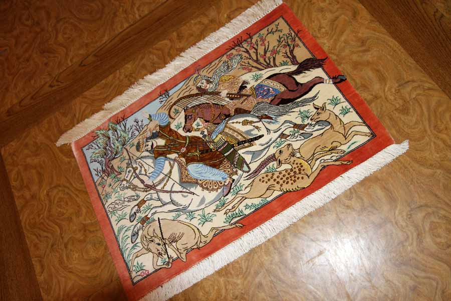 ペルシャ絨毯クムシルク小さいハンティング模様50014、サイズ：61x40 CM