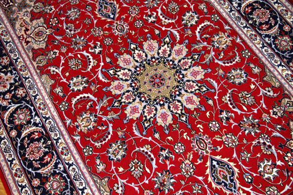 ペルシャ伝統のイスファハン町カーペット99432レッドカーペット、イラン絨毯、サイズ：241x155ｃｍ（フサ含まず）