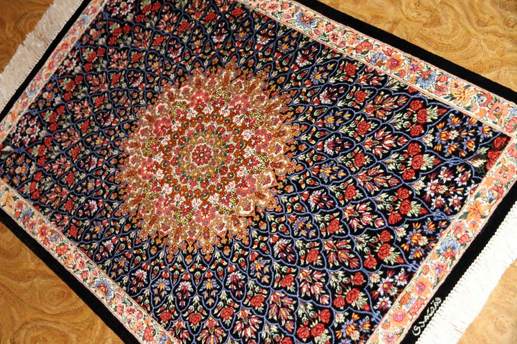 ペルシャ絨毯クム、とても綺麗な花模様のシルク手織りペルシャ56007、サイズ：88x59 CM