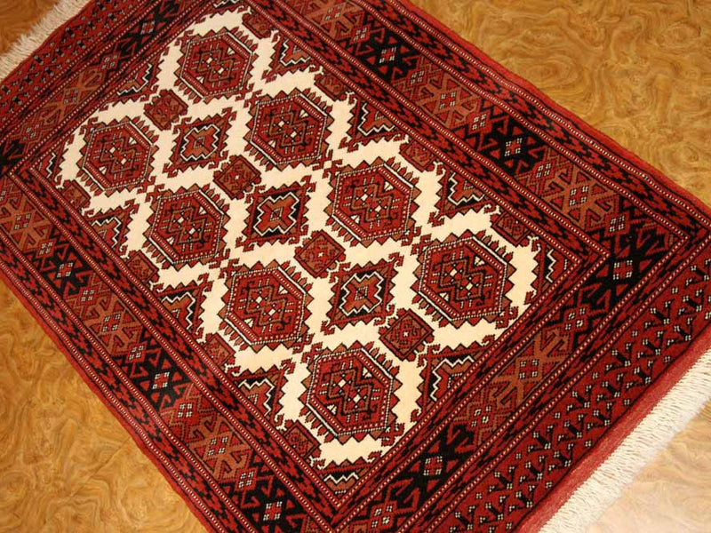 トルケマン産地の手織りペルシャ絨毯玄関マットサイズ26854、サイズ：125x85ｃｍ（フサ含まず、