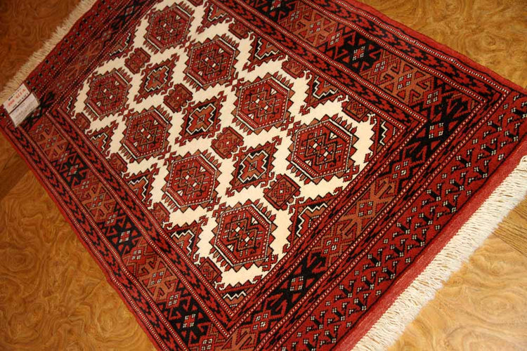 トルケマン産地の手織りペルシャ絨毯玄関マットサイズ26854、サイズ：125x85ｃｍ（フサ含まず、