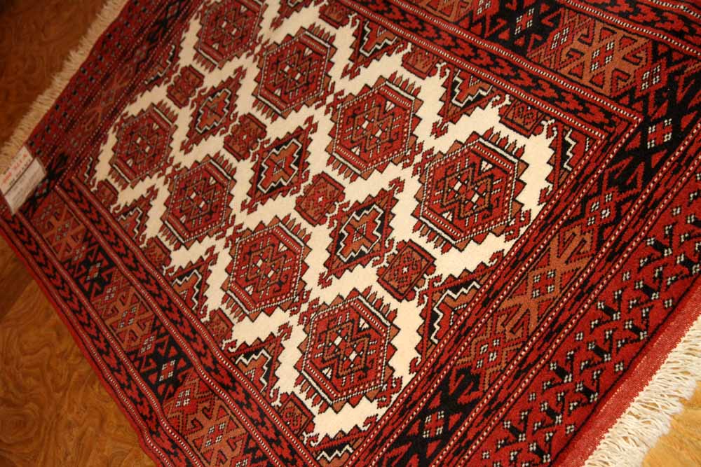 トルケマン産地の手織りペルシャ絨毯玄関マットサイズ26854、サイズ：125x85ｃｍ（フサ含まず、