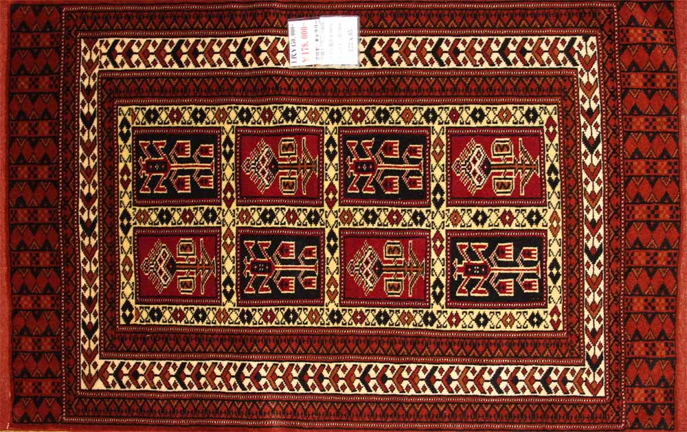 トライバルデザインの手織りペルシャ絨毯トルケマン産27604、、サイズ：122x85ｃｍ（フサ含ま)ず）