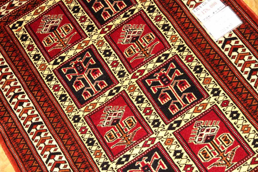 トライバルデザインの手織りペルシャ絨毯トルケマン産27604、、サイズ：122x85ｃｍ（フサ含ま)ず）