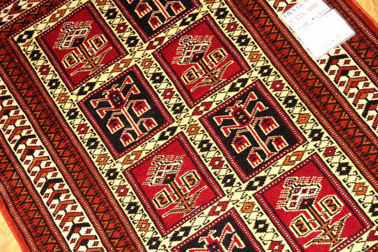 トライバルデザインの手織りペルシャ絨毯トルケマン産27604、、サイズ：122x85ｃｍ（フサ含ま)ず）