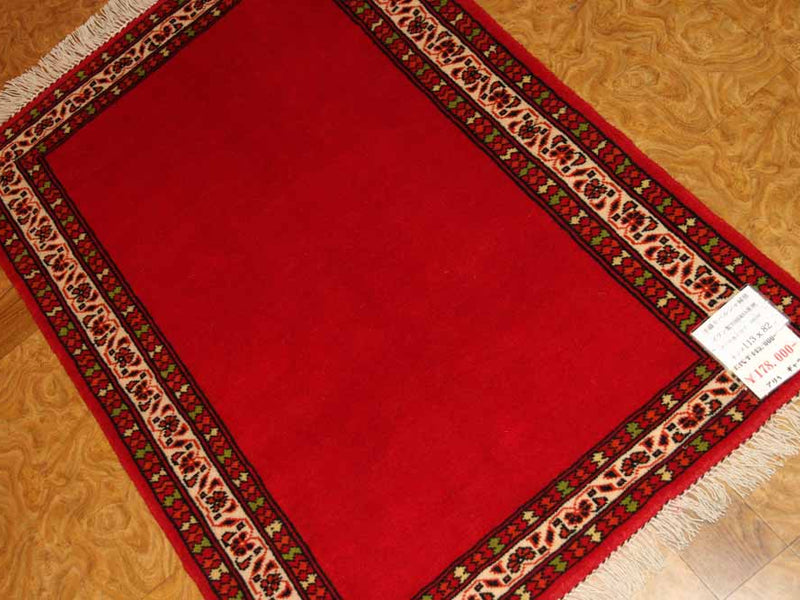 赤い色のトルケマン手織りペルシャ絨毯無地58556、サイズ：113x82ｃｍ（フサ含まず）